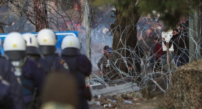 Ένταση στον Έβρο – Επεισόδια με εκατέρωθεν ρίψη χημικών – Σε εγρήγορση οι ελληνικές δυνάμεις