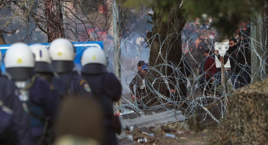 Ένταση στον Έβρο – Επεισόδια με εκατέρωθεν ρίψη χημικών – Σε εγρήγορση οι ελληνικές δυνάμεις