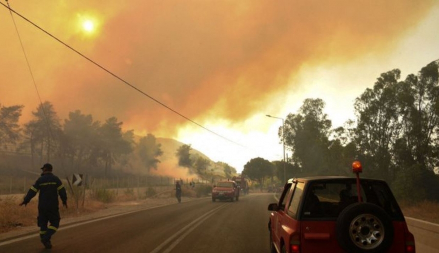 Δήμαρχος Αιγιάλειας: Σε χαράδρα το κύριο μέτωπο της φωτιάς στην Ζήρια – Δεν απειλούνται κατοικημένες περιοχές