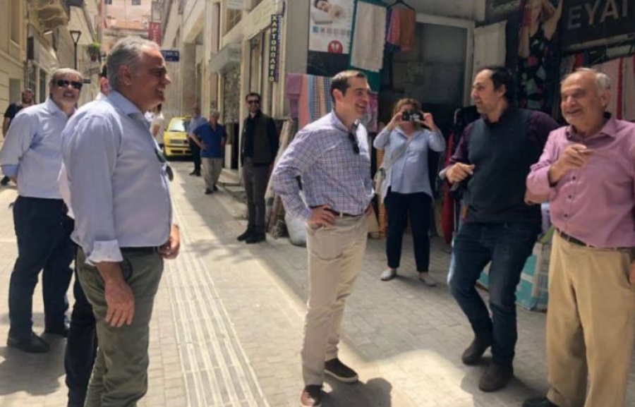 Στο κέντρο της Αθήνας ο Τσίπρας - Συνομιλίες με καταστηματάρχες και εργαζόμενους