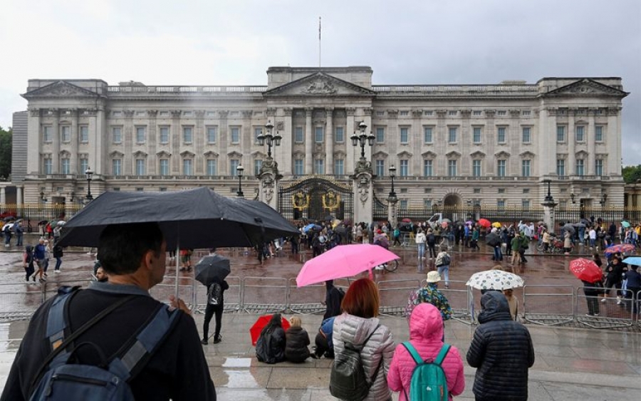 Βρετανία: Χιλιάδες Λονδρέζοι και τουρίστες αφήνουν λουλούδια στα Ανάκτορα