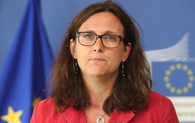 Malmstrom (Κομισιόν): Οι ΗΠΑ πρέπει να σταματήσουν τις απειλές προς την ΕΕ στο ζήτημα των δασμών