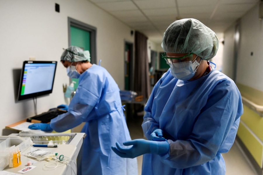 Η Ευρώπη ρίχνεται στη μάχη της πανδημίας με περισσότερες ΜΕΘ, αλλά εξαντλημένο προσωπικό