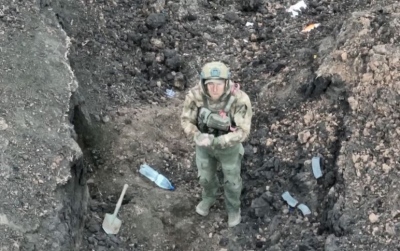 Ρωσικό drone ρίχνει φυλλάδια στους Ουκρανούς στρατιώτες για να παραδοθούν