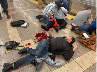 Νέα Υόρκη: Αναζητούν τον δράστη της επίθεσης στο μετρό – Στους 23 οι τραυματίες, οι 5 σε κρίσιμη κατάσταση