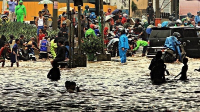 Πρωτοφανείς πλημμύρες και κατολισθήσεις στην Ινδονησία, με τουλάχιστον 15 ανθρώπους νεκρούς