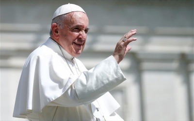 Εξοργισμένος ο πάπας με πιστή που δεν τον άφηνε να φύγει!