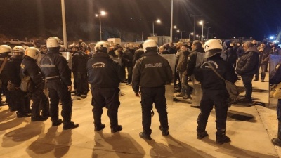 Η απόβαση διμοιριών ΜΑΤ και αστυνομικών στο λιμάνι της Χίου