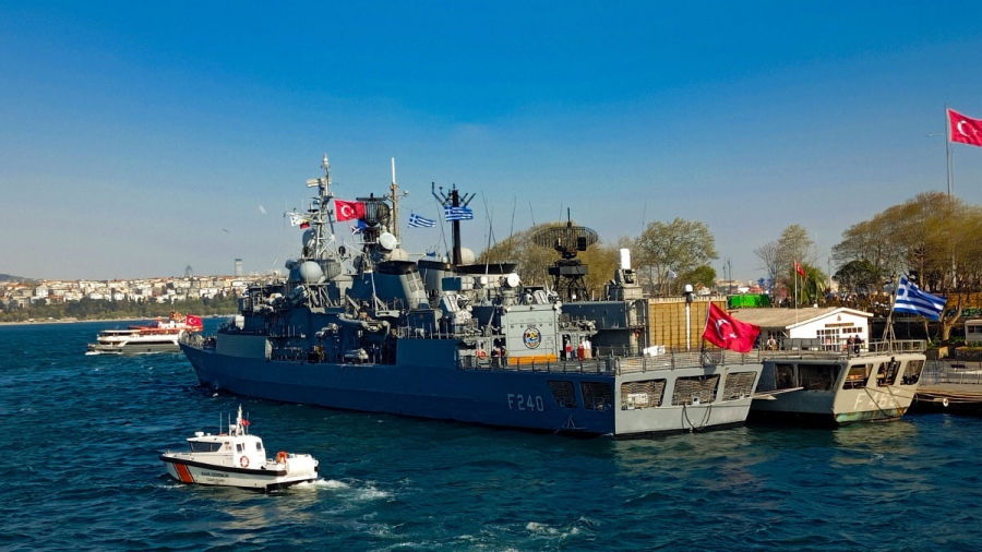 Τουρκία : Ενοχλημένος από τις σημαίες της ελληνικής φρεγάτας στον Βόσπορο ο «πατέρας» της Γαλάζιας Πατρίδας