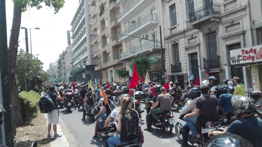 Οι «ντελιβεράδες» διεκδικούν τα αυτονόητα - Ρισκάρουν ακόμη και τη ζωή τους «για 3 ευρώ την ώρα»