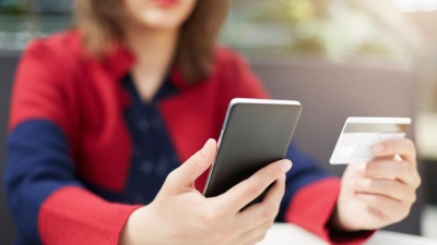 Γιατί οι μητέρες στέλνουν περισσότερα χρήματα στους γιους τους - Ο ρόλος της ψυχολογίας και τα κοινωνικά στερεότυπα