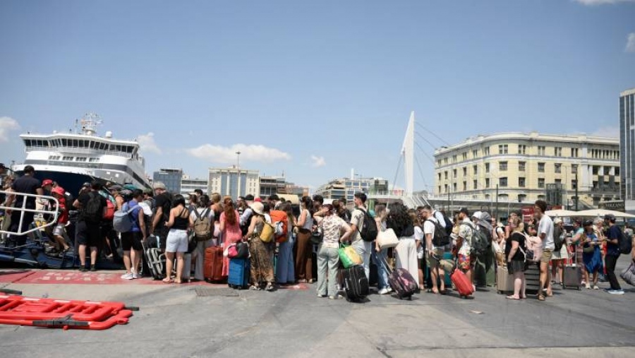 Τους βγήκε ξινό - Αναχωρούν τα πλοία από τον Πειραιά μετά από τις πολύωρες καθυστερήσεις