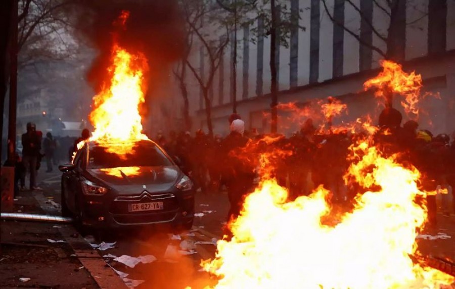 Νέα σοβαρά επεισόδια και εικόνες καταστροφής στο Παρίσι σε διαδήλωση για την αστυνομική βία -  Εντείνεται η δυσφορία των Γάλλων πολιτών για τον Macron