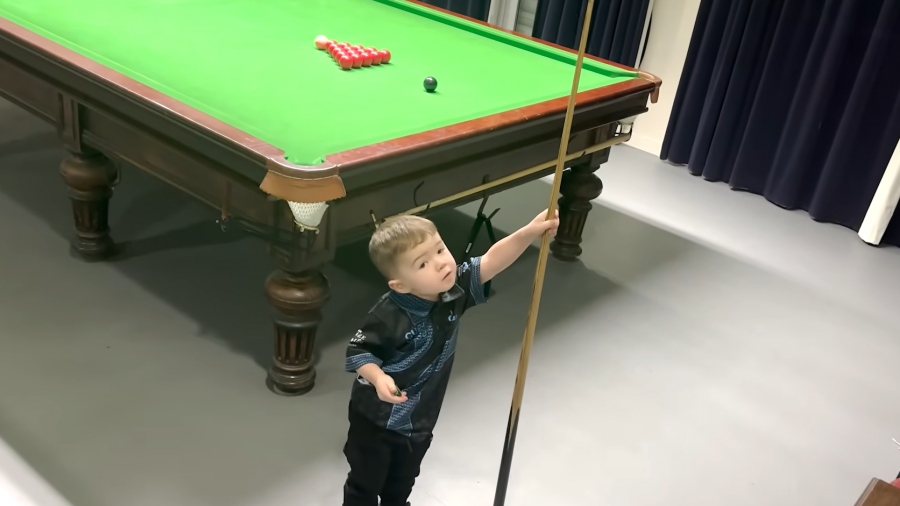 Απίστευτο ταλέντο - Παιδί δύο ετών σπάει τα ρεκόρ Guinness σε μπιλιάρδο και σνούκερ (vid)