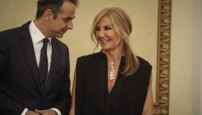 Στελέχη του οίκου Dior με τη Μαρέβα Γκραμπόφσκι Μητσοτάκη στην Καλαμάτα - Αντιδράσεις από την αντιπολίτευση