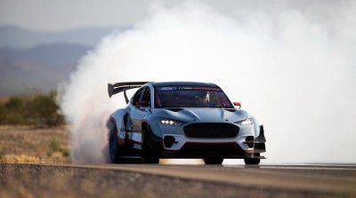 H ηλεκτρική Mustang Mach-E με τα 1.420 άλογα βάζει φωτιά στην άσφαλτο!