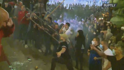 Σερβία: Εξοργισμένοι διαδηλωτές από τα νέα μέτρα καραντίνας κατά του κοροναϊού στο Βελιγράδι επιτέθηκαν στο κοινοβούλιο