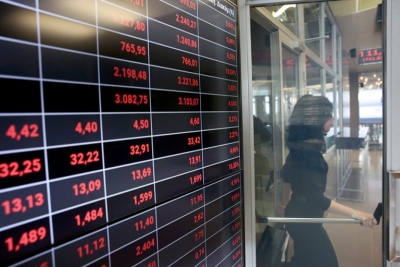 Λίγο μετά το άνοιγμα του ΧΑ – Ακολουθεί στην πτώση τις ξένες αγορές – Δοκιμάζονται οι 900 μονάδες