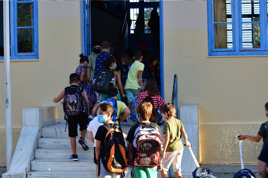 Φιάσκο με τις μάσκες στα σχολεία - ΚΕΔΕ: Είχαμε επισημάνει το πρόβλημα - Παραίτηση Κεραμέως - Θεοδωρικάκου ζητά ο ΣΥΡΙΖΑ