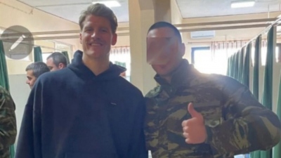 Με νέο λουκ παρουσιάστηκε ο Γουόκαπ στον ελληνικό στρατό! (video)