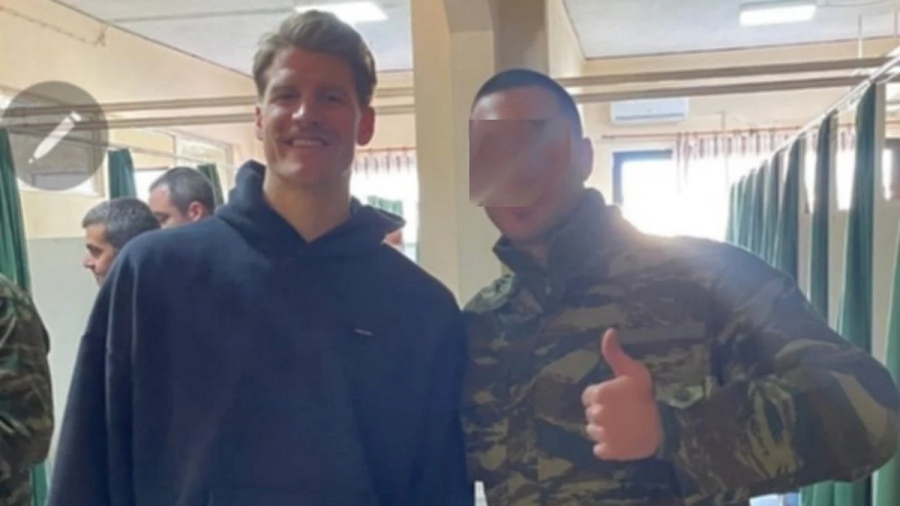 Με νέο λουκ παρουσιάστηκε ο Γουόκαπ στον ελληνικό στρατό! (video)