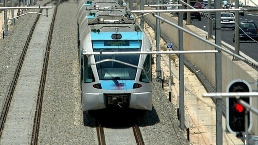 Επιχείρηση ανάσυρσης άνδρα από συρμό του προαστιακού στην Κάντζα