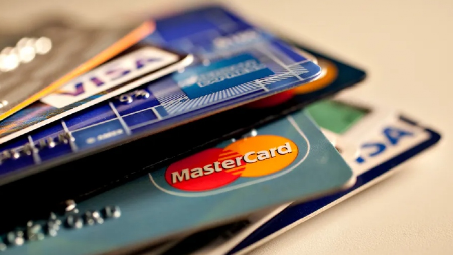 HΠΑ – Πιστωτική ασφυξία: Τοκογλυφικά… επιτόκια 22% - 26% στις πιστωτικές κάρτες  - Ξεπερνούν το 1 τρισ.  δολ. οι οφειλές