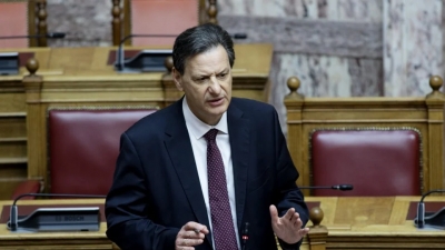 Ο Σκυλακάκης δικαιολογεί τα… αδικαιολόγητα: Το 70% όσων δεν έχουν αυτοκίνητο, ζουν με λιγότερα χρήματα από τον κατώτατο μισθό