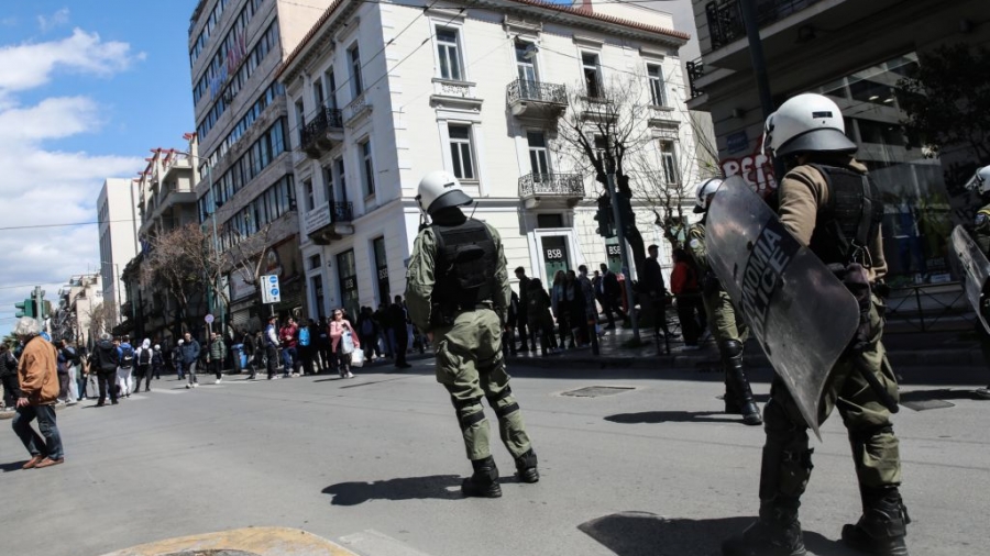 Νέα επεισόδια έξω από την ΑΣΟΕΕ - Κλειστή η οδός Πατησίων