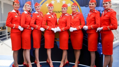 «Τακούνια τέλος» - Η Ρωσία αλλάζει τους κανονισμούς για τις αεροσυνοδούς