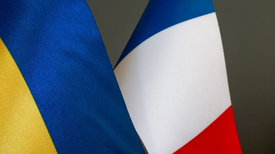 Politico: Η Γαλλία αναζητάει συμμαχία πρόθυμων χωρών ικανών να στείλουν στρατεύματα στην Ουκρανία