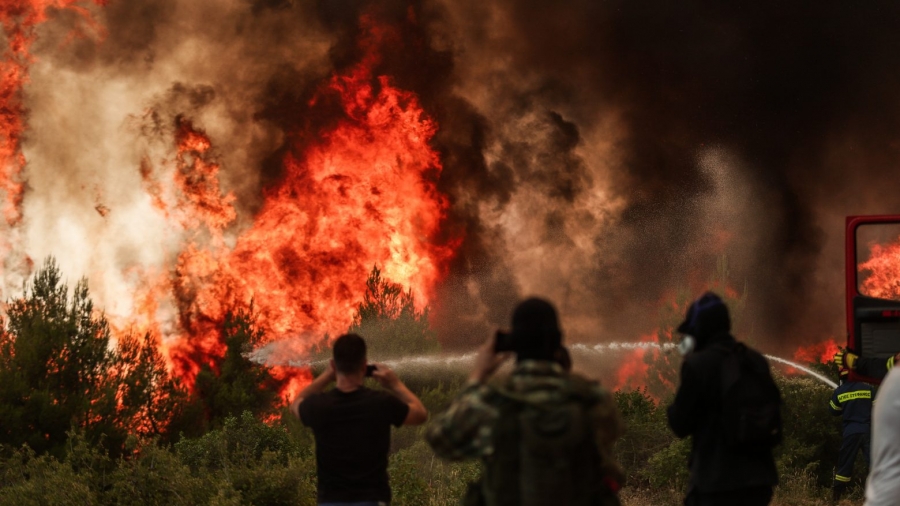 Με όρους διαχείρισης των πυρκαγιών με άπνοια, η κρατική μηχανή απέτυχε παταγωδώς – Οργή πολιτών για την εγκατάλειψη