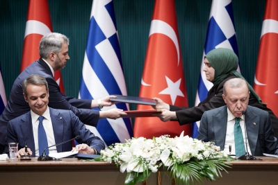 Έγραψε ιστορία η εθνική… μύξα του Μητσοτάκη – Σκούπισε τη μύτη του και έβαλε το χαρτομάντιλο σε επίσημο φάκελο