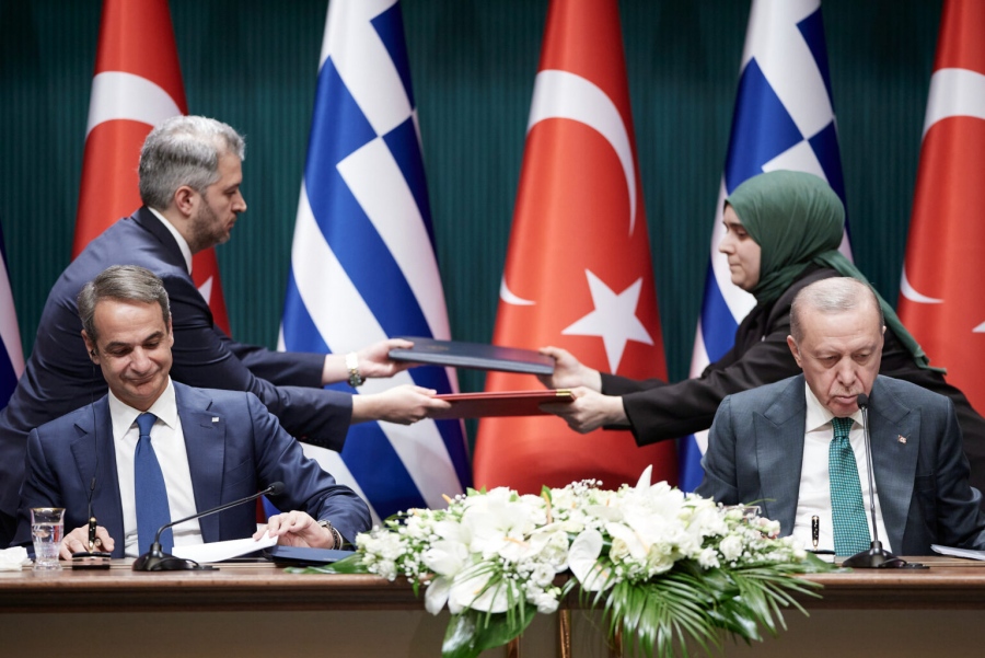 Έγραψε ιστορία η εθνική… μύξα του Μητσοτάκη – Σκούπισε τη μύτη του και έβαλε το χαρτομάντιλο σε επίσημο φάκελο