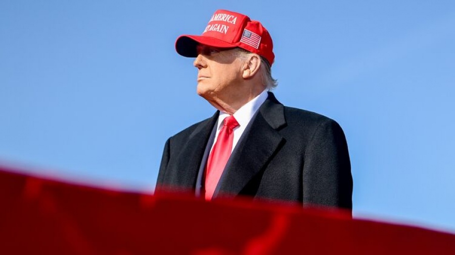 Σαφές μήνυμα: Ξεκίνησαν οι πωλήσεις σε καπέλα και μπλουζάκια «Trump 2028»