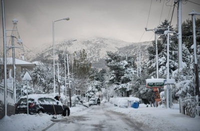 Σε εξέλιξη η νέα κακοκαιρία Ηφαιστίων - Χιόνια, ισχυροί άνεμοι και παγετός - Στα λευκά τα βόρεια προάστια της Αττικής