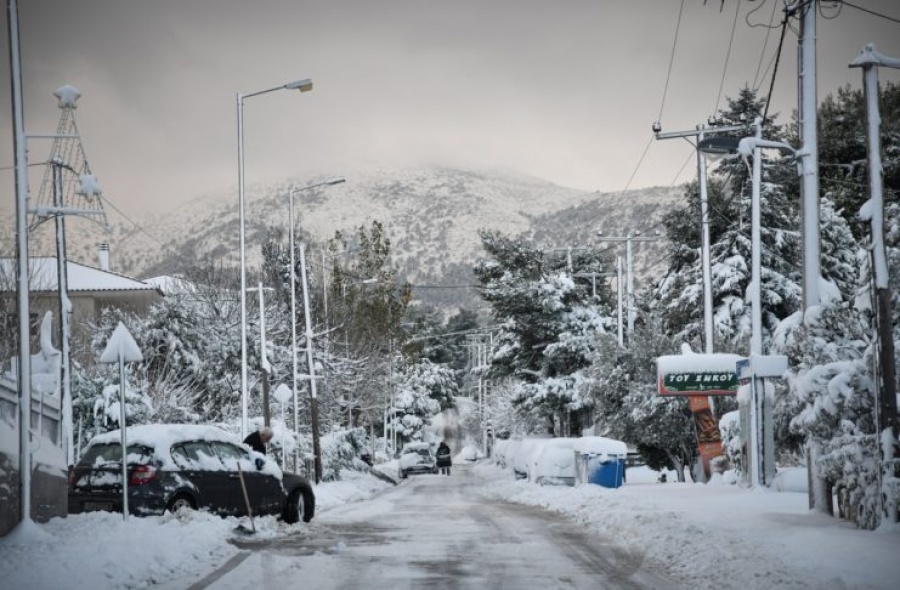 Σε εξέλιξη η νέα κακοκαιρία Ηφαιστίων - Χιόνια, ισχυροί άνεμοι και παγετός - Στα λευκά τα βόρεια προάστια της Αττικής