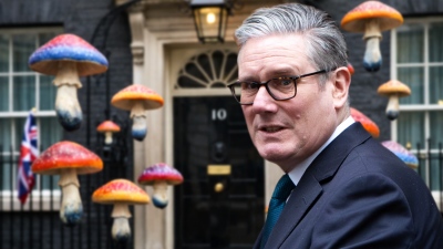 Το Κρεμλίνο προτείνει στον Βρετανό πρωθυπουργό Starmer θεραπεία με... παραισθησιογόνα μανιτάρια