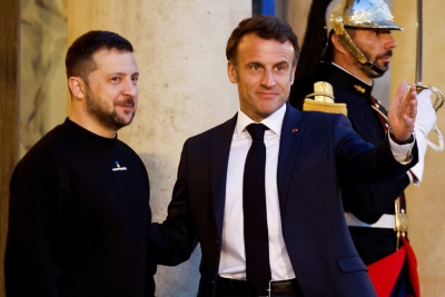 Όπλα πυροβολικού, αντιαεροπορικά και drones ζήτησε επειγόντως από τον Macron ο Zelensky
