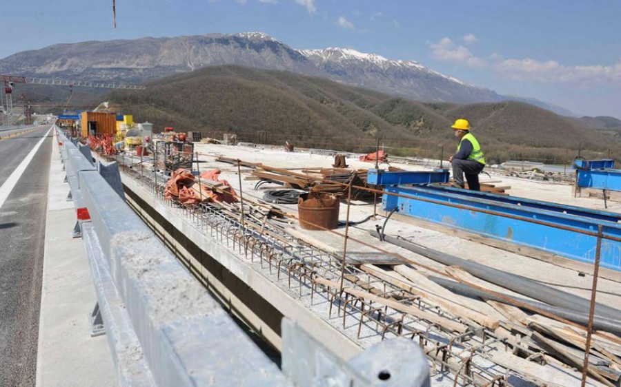 Οι εναλλακτικές της επιβίωσης για τις κατασκευαστικές εταιρίες