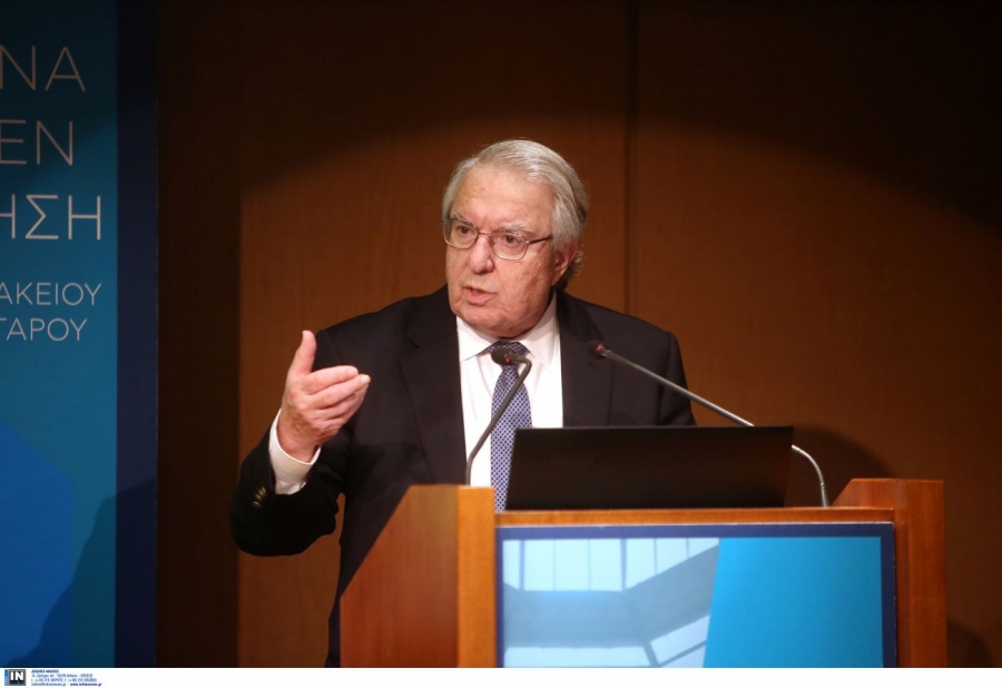 Παρέμβαση... Μπαμπινιώτη: Δεν είναι ακόλουθος στο Facebook, αλλά ακολουθών