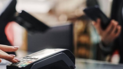 Στη Βουλή οι αυστηρές κυρώσεις για διασύνδεση ταμειακών με POS – Τι προβλέπεται, τα πρόστιμα μετά τις 29/2