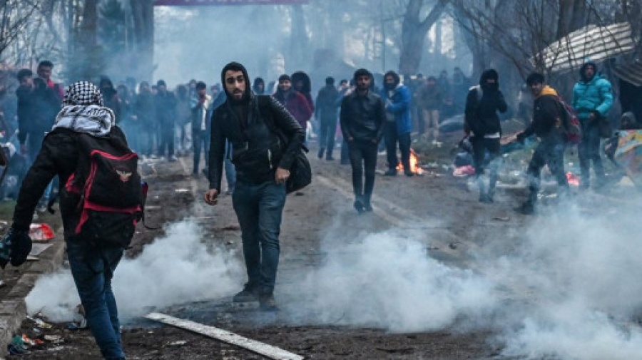 Έβρος: Ρίψεις δακρυγόνων και από τις δύο πλευρές των συνόρων - Έλληνες αστυνομικοί δέχονται επίθεση με χημικά από τους μετανάστες