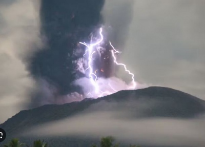 Εξερράγη το ηφαίστειο Ibu στην Ινδονησία - Απομακρύνθηκαν οι κάτοικοι επτά χωριών