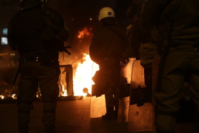 Επίθεση με πέτρες και μολότοφ στο Α.Τ. Ομόνοιας - Τραυματίες τέσσερις αστυνομικοί