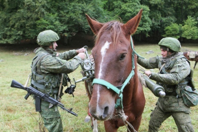 Η ράτσα Καρατσάι στη μάχη: Οι Ρώσοι στρατιώτες άρχισαν να χρησιμοποιούν τακτικές επίθεσης με... άλογα