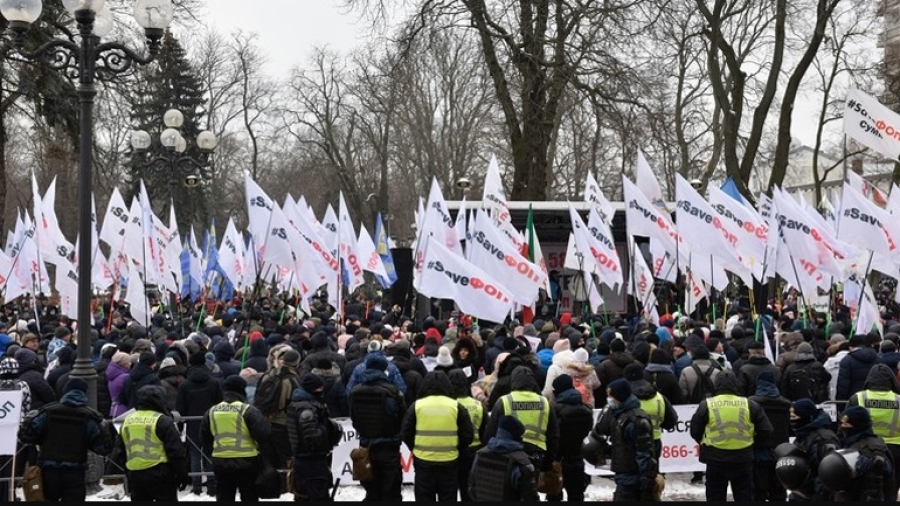 Χαοτικές σκηνές στην Ουκρανία - Διαδηλωτές εισέβαλαν στο Κοινοβούλιο