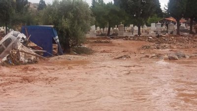 Εφιαλτική παραμένει η κατάσταση στη Μάνδρα - Χωρίς φως και νερό χιλιάδες νοικοκυριά
