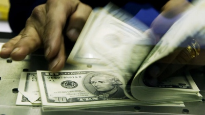 Το δολάριο έχει μετατραπεί σε «αλυσοπρίονο που πέφτει» – Οι αγορές γυρίζουν την πλάτη στις ΗΠΑ