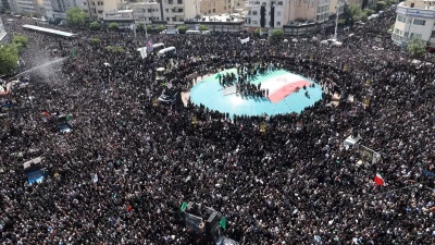 Εκατομμύρια άνθρωποι στην κηδεία του Raisi στην Τεχεράνη